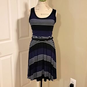 Old Navy Women's blue, black, & white dress Size Medium
